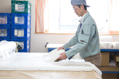 縫製の作業風景画像