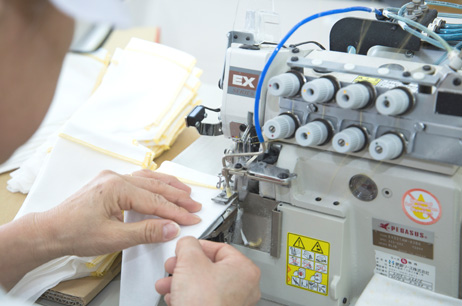 縫製の作業風景画像